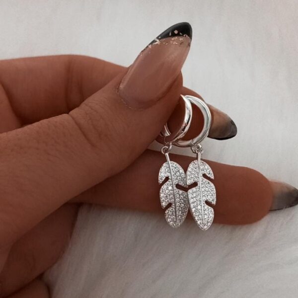 Argollas de plata con dije de pluma y micropiedras