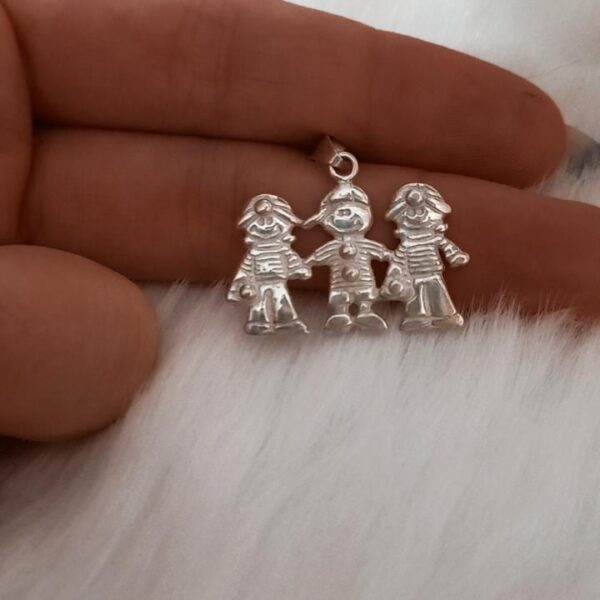 Dije de plata dos nenas y un niño clasico