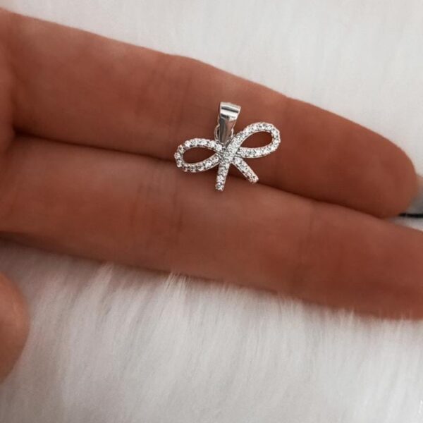 Dije de plata y micropiedras Moño