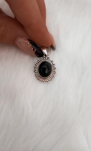 Labrado con piedra negra