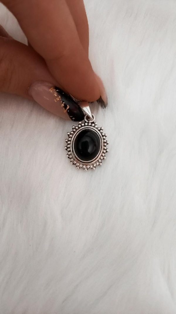 Labrado con piedra negra