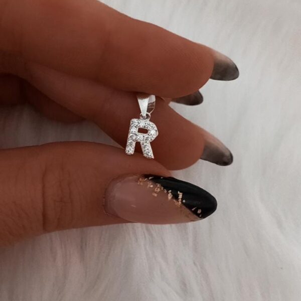 Dije de plata y micropiedras Letra  R