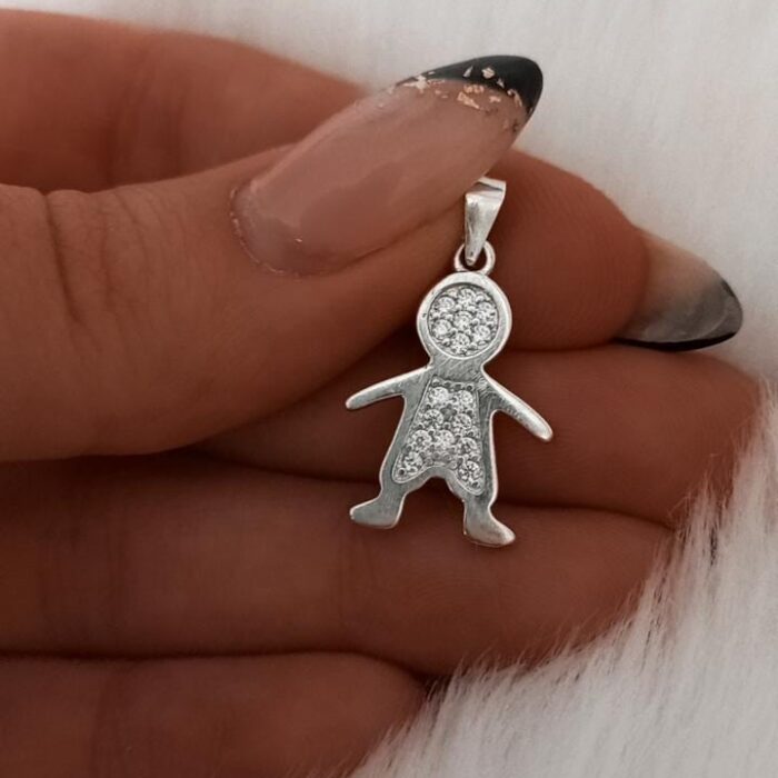 Dije de plata Niño con micropiedras