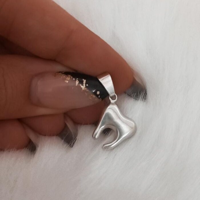 Dije de plata muela