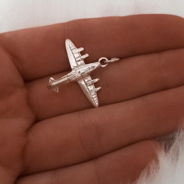 Dije de plata avion militar