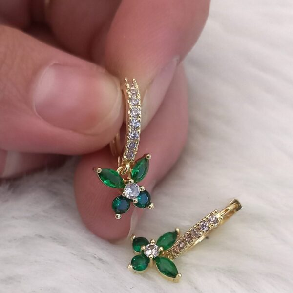 Argolla con piedras y mariposa