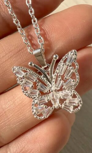 Dije mariposa con piedras (acero dorado)