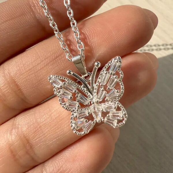 Dije mariposa con piedras (acero dorado)