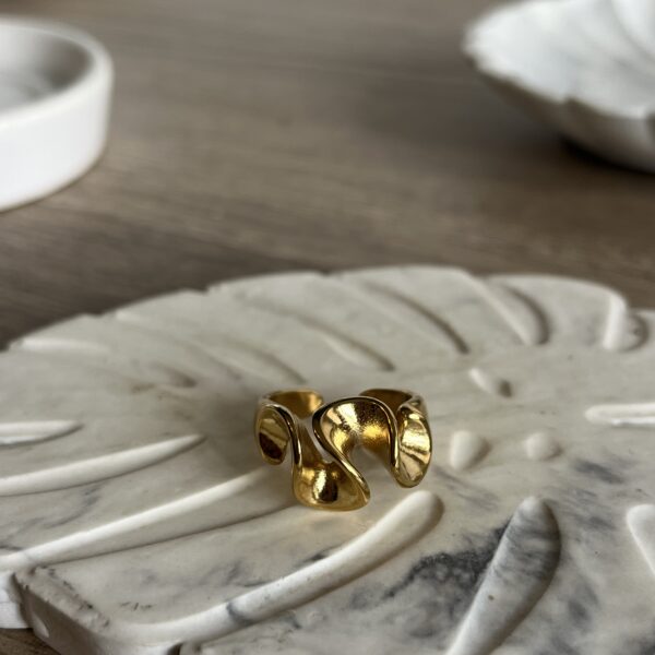 anillo dorado estilo chunky