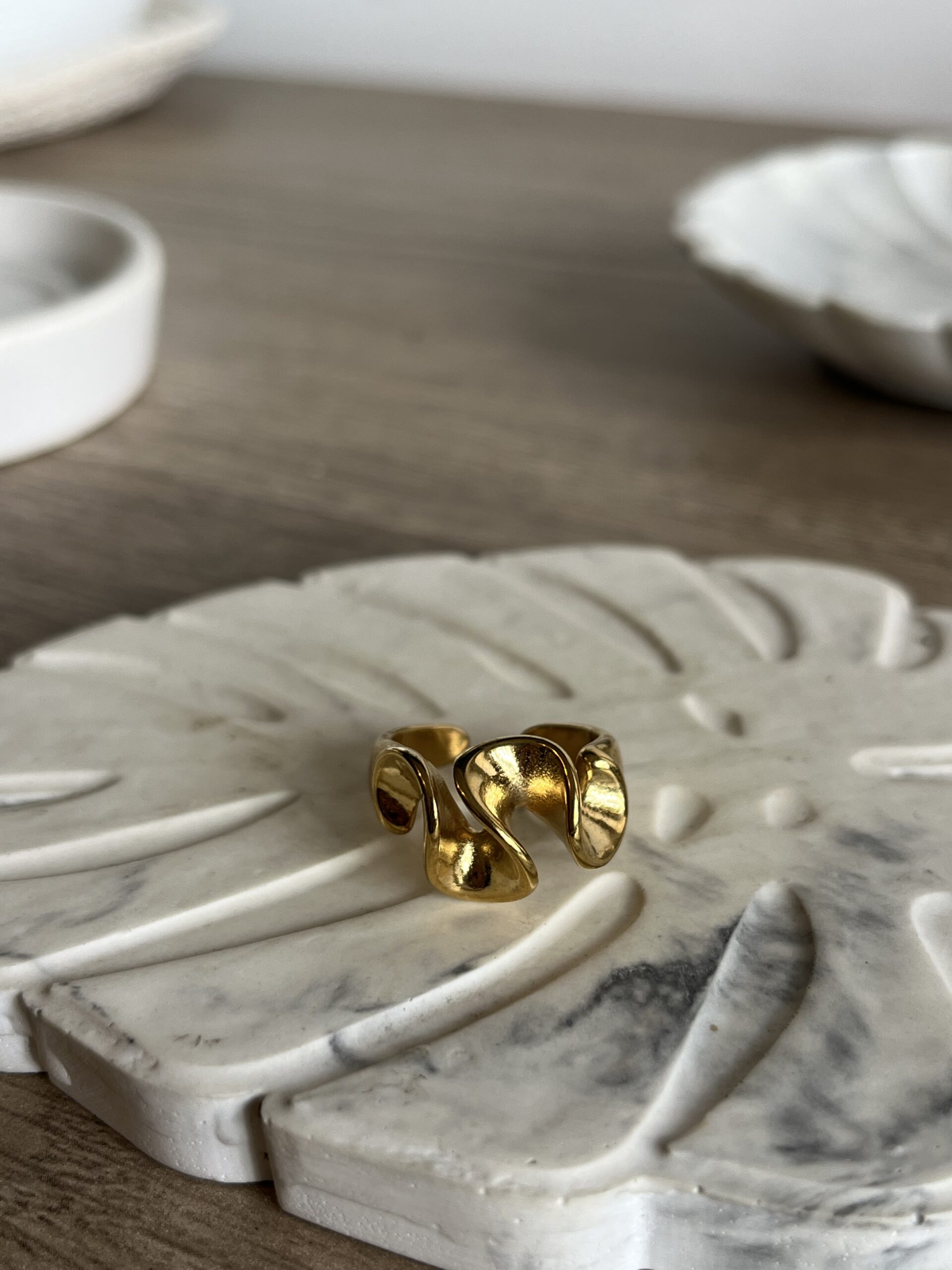 anillo dorado estilo chunky