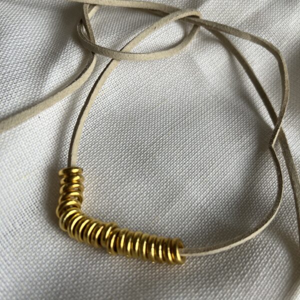 choker cordon color manteca y detalles en dorado