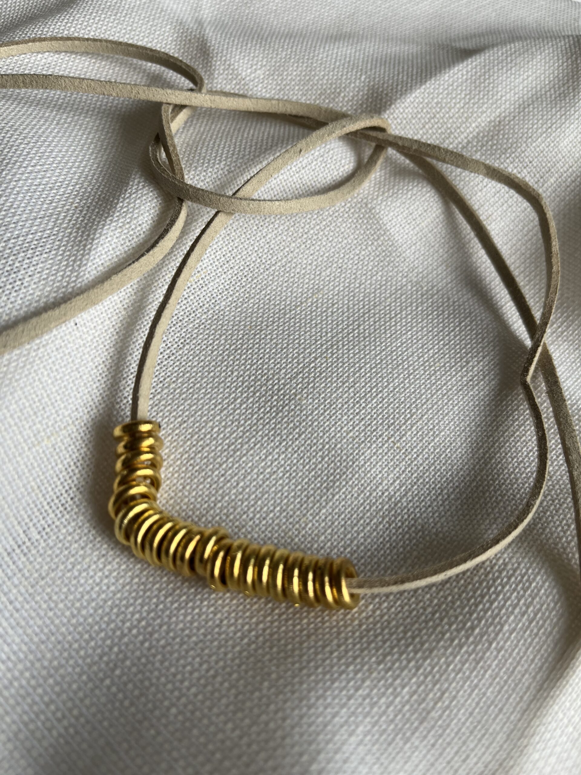 choker cordon color manteca y detalles en dorado