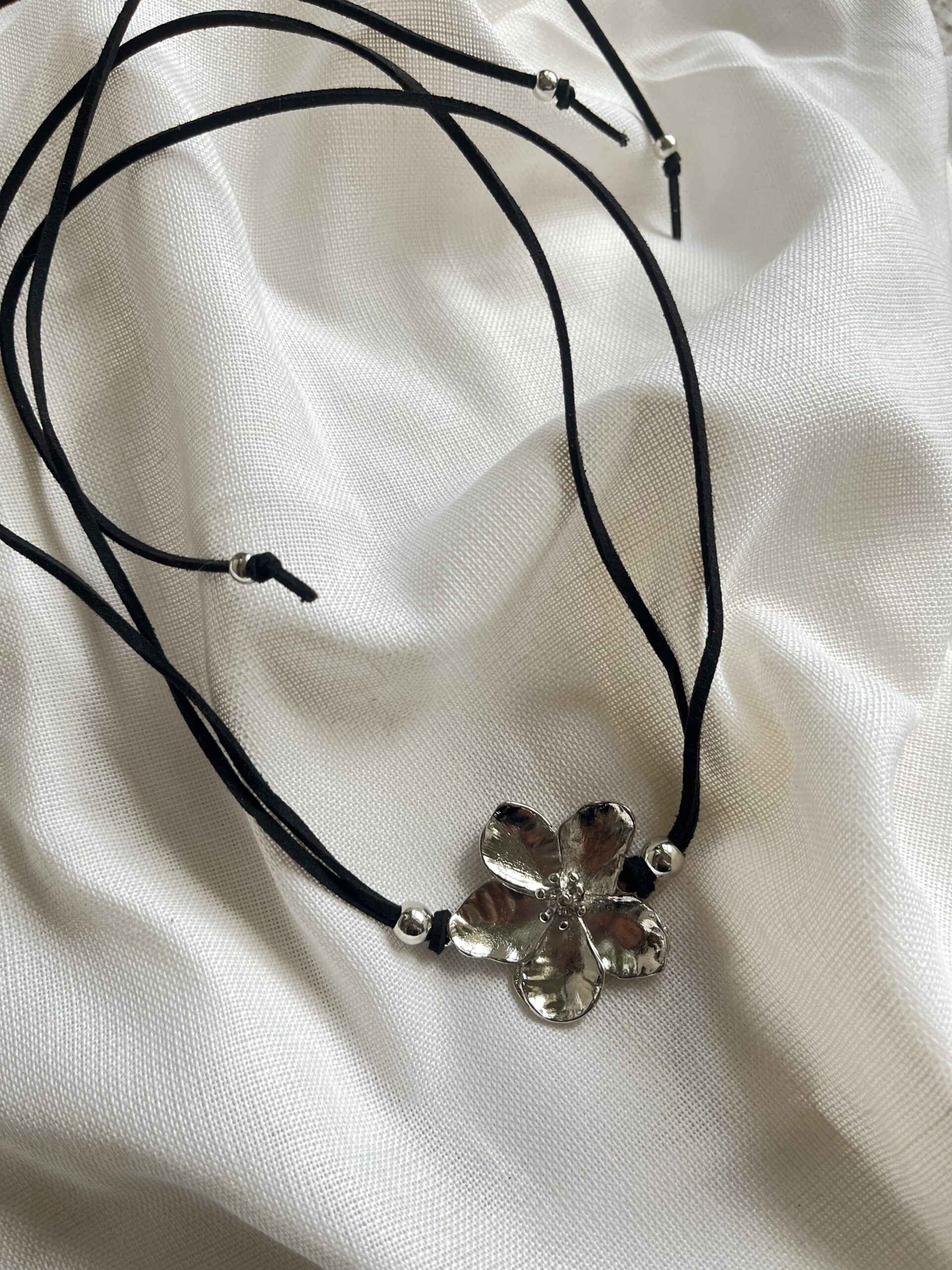 Choker Melina con Dije de Flor Plateada - Image 4