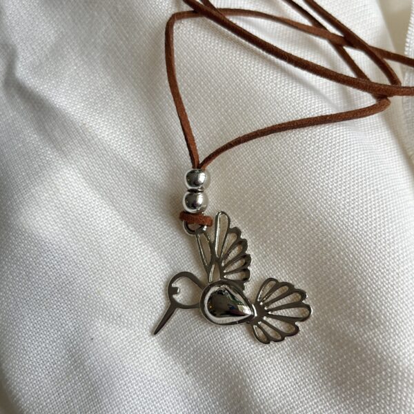 collar regulable con dije de colibri