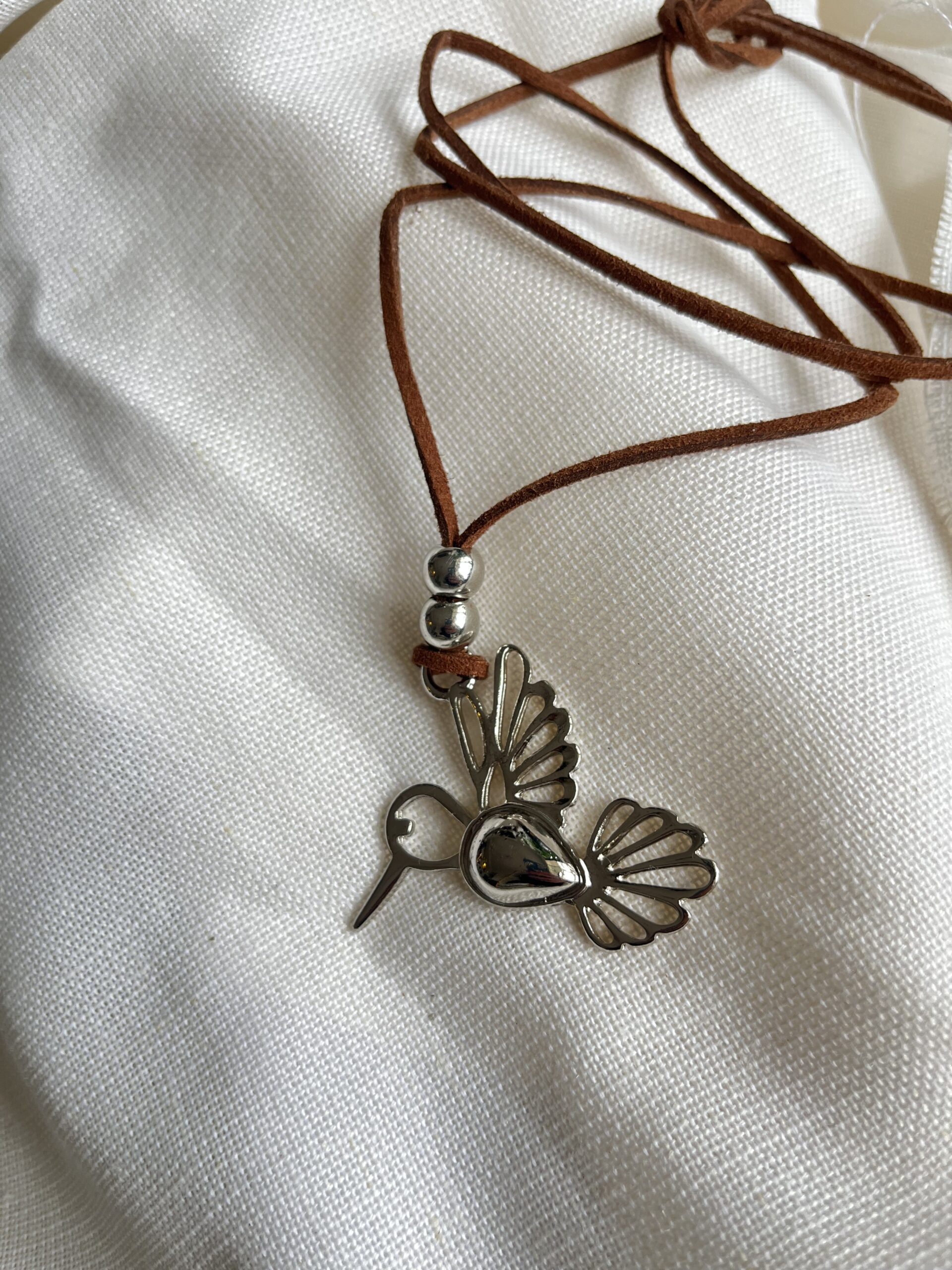 collar regulable con dije de colibri