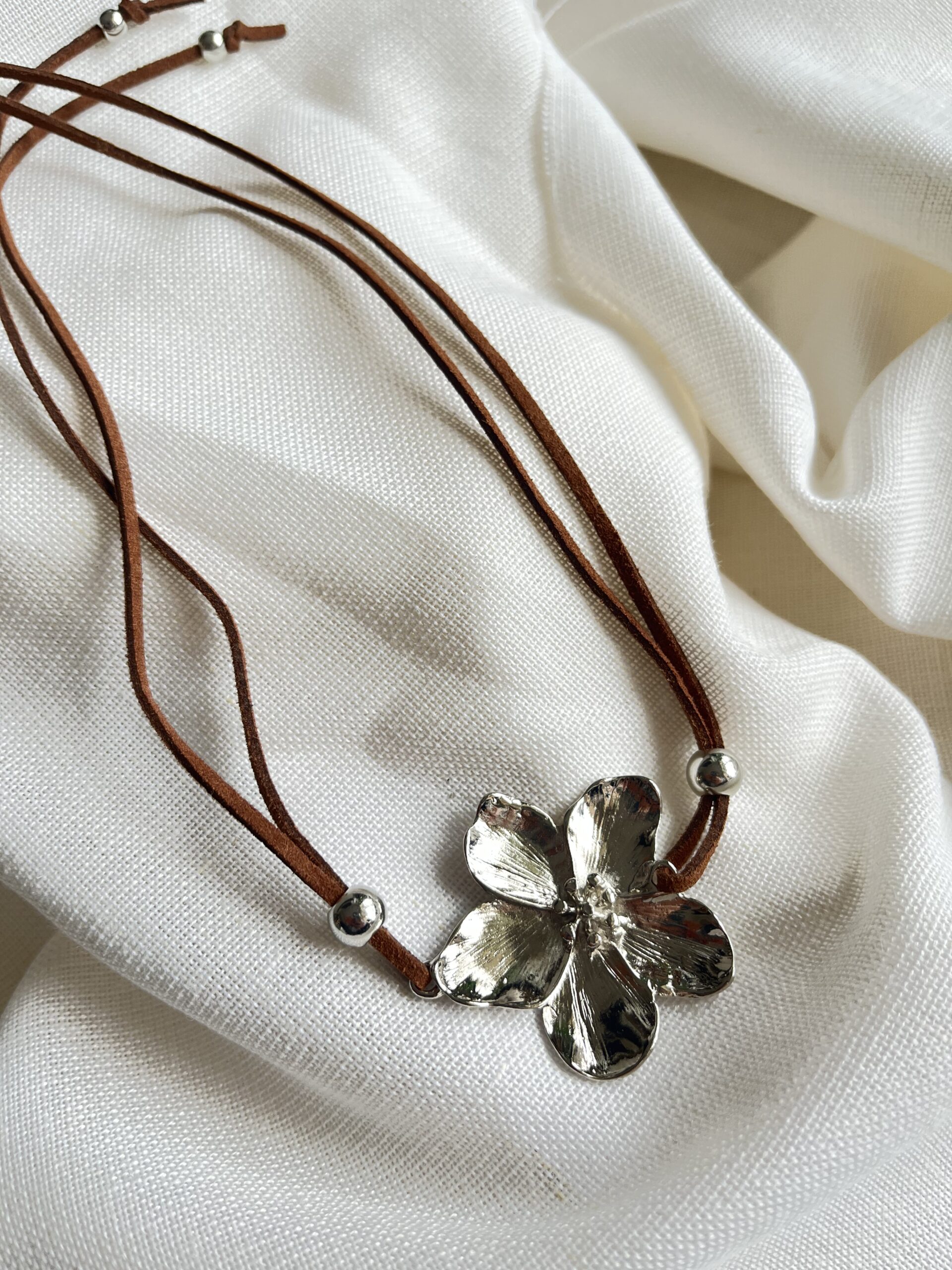 Choker Melina con Dije de Flor Plateada - Image 5