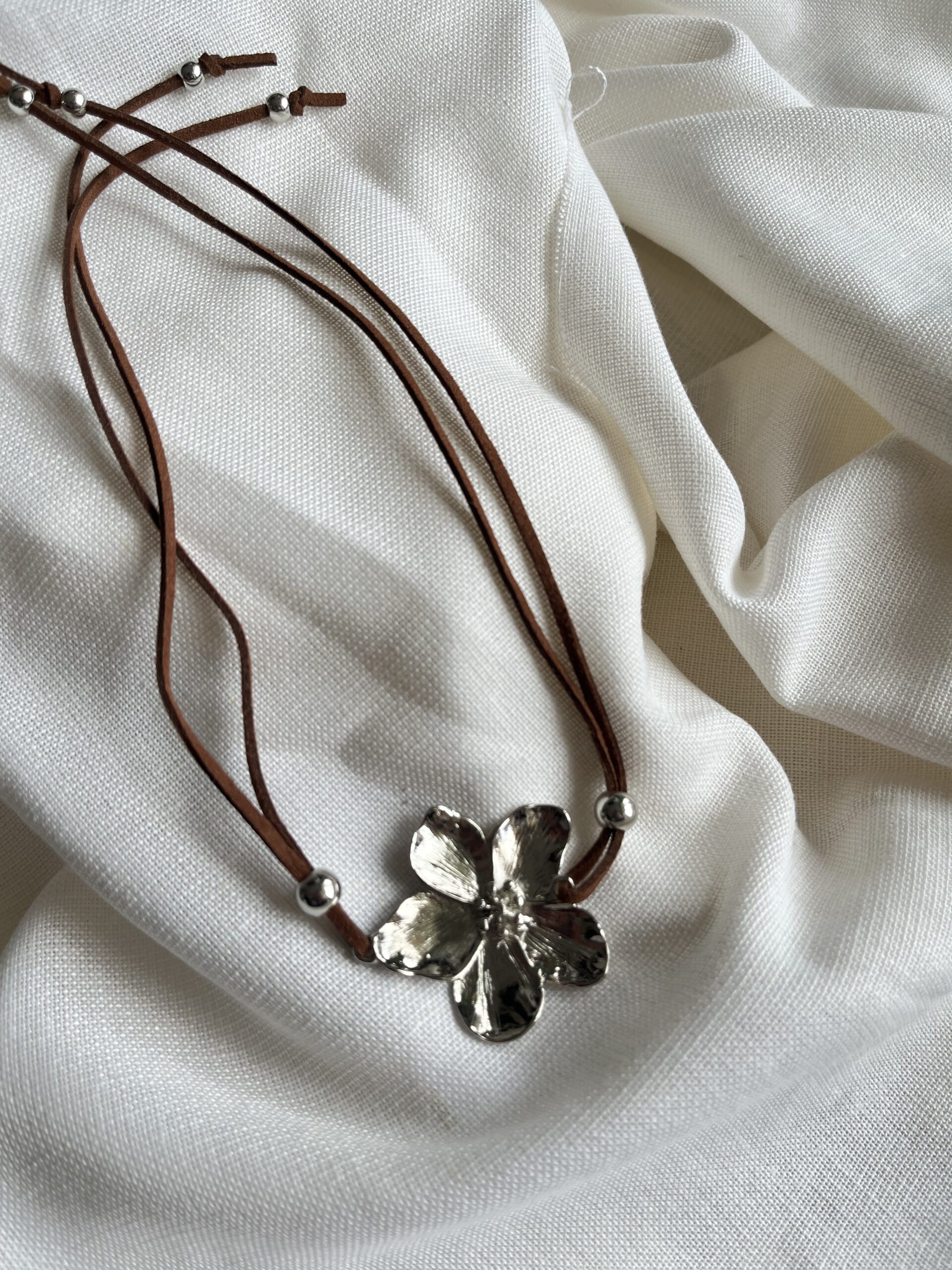 Choker Melina con Dije de Flor Plateada - Image 3